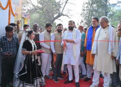 Varanasi UP…प्रधानमंत्री नरेंद्र मोदी के संसदीय क्षेत्र वाराणसी में केवीआईसी अध्यक्ष मनोज कुमार ने 885 कारीगरों को 1602 मशीनें और टूलकिट वितरित किए।