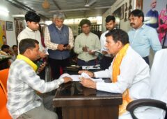 Lucknow UP:नगर विकास एवं ऊर्जा मंत्री ए के शर्मा ने लखनऊ स्थित आवास पर की जनसुनवाई