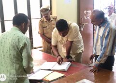 Sitapur UP: तंबौर नगर पंचायत में डीएम का औचक निरीक्षण अव्यवस्थाओं पर अधिशासी अधिकारी को कड़ी फटकार, निर्माण कार्यों की फाइलों में मिलीं त्रुटियां