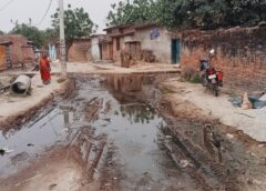 Bareli Uttar Pradesh: भवनपुर न्यामतुल्ला में मुख्य मार्ग बना तालाब, पंचायत विभाग की लापरवाही से ग्रामीण परेशान।