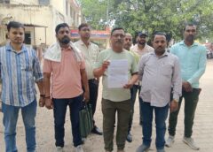 Varanasi UP…प्रतियोगी परीक्षा देने गया युवक 58 दिन से लापता, परिजनों ने जताया अपहरण का संदेह।  पीड़ित पिता पहुंचे अपर पुलिस उपायुक्त कार्यालय लगाई गुहार।  वाराणसी। थाना आदमपुर क्षेत्र के दीवानगंज निवासी अम्बिका प्रसाद के पुत्र ऋषभ मौर्य उर्फ अमन (23 वर्ष) के संदिग्ध परिस्थितियों में लापता होने का मामला सामने आया है। परिजनों ने युवक के अपहरण की आशंका जताते हुए पुलिस से एफआईआर दर्ज कर शीघ्र बरामदगी की मांग की है। परिजनों के अनुसार, ऋषभ मौर्य 11 फरवरी 2026 को प्रतियोगी परीक्षा देने के लिए प्रयागराज गया था। वापसी के दौरान उसकी अपने घरवालों से फोन पर बातचीत हुई थी, जिसमें उसने कुछ ही घंटों में घर पहुंचने की बात कही थी। लेकिन इसके बाद से वह घर नहीं लौटा और उसका कोई पता नहीं चल सका है। घटना के अगले दिन 12 फरवरी को ऋषभ के चाचा विनायक मौर्य के मोबाइल पर एक अज्ञात नंबर से कॉल आया। कॉल करने वाले व्यक्ति ने स्वयं को युवक का परिचित बताते हुए पहले झारखंड का निवासी बताया, जबकि दोबारा कॉल करने पर किसी अन्य व्यक्ति ने खुद को झूसी (प्रयागराज) का निवासी बताया। इस विरोधाभासी जानकारी के चलते परिजनों का शक और गहरा गया है। परिजनों का आरोप है कि उन्होंने इस मामले की सूचना थाना आदमपुर में दी, लेकिन अब तक केवल गुमशुदगी दर्ज कर कोई ठोस कार्रवाई नहीं की गई है। संदिग्ध मोबाइल नंबर की भी जांच नहीं की गई है। घटना को 54 दिन बीत जाने के बाद भी युवक का कोई सुराग नहीं मिला है, जिससे परिवार में चिंता और भय का माहौल बना हुआ है। पीड़ित पिता ने पुलिस प्रशासन से मांग की है कि मामले में अपहरण का मुकदमा दर्ज कर विशेष टीम (एसओजी-2) से जांच कराई जाए, ताकि उनके पुत्र की शीघ्र सकुशल बरामदगी सुनिश्चित हो सके।