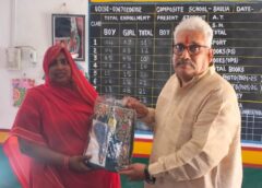 Varanasi UP…छठवीं पुण्यतिथि पर सेवा का संकल्प: रसोइयों को साड़ी भेंट कर किया सम्मान।