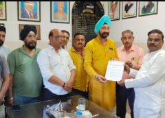 Raybareli news: टूटी सड़कों पर भड़के व्यापारी सब्जी मंडी रोड का निर्माण जल्द पूरा न हुआ तो होगा बड़ा आंदोलन