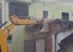 Raybareli News: हाईकोर्ट के आदेश पर तालाब की जमीन से हटे अवैध कब्जे, चला बुलडोजर