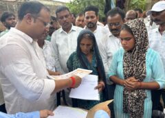 दुर्घटना में मृत किसान के परिवार को मिली सरकारी सहायता, विधायक अशोक कोरी ने सौंपे स्वीकृति पत्र।